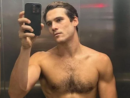 Nicolas Prattes abaixa o short