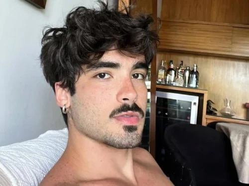 José Victor Pires pulando cor