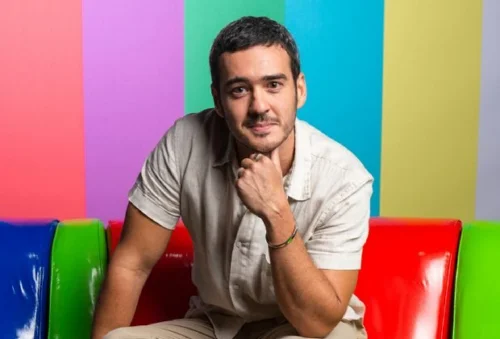 Marcos Veras surprende tomando