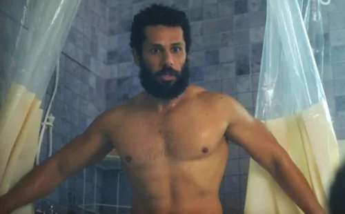 Terra e Paixão: Kelvin flagra