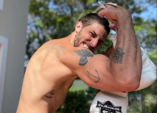 Chay Suede surge como boxeador