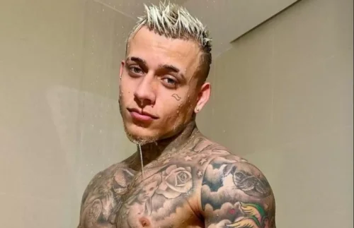 MC Pedrinho rouba cena pelado 