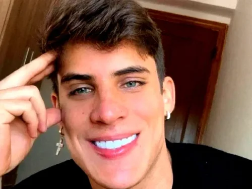 Tiago Ramos de cueca sendo dif