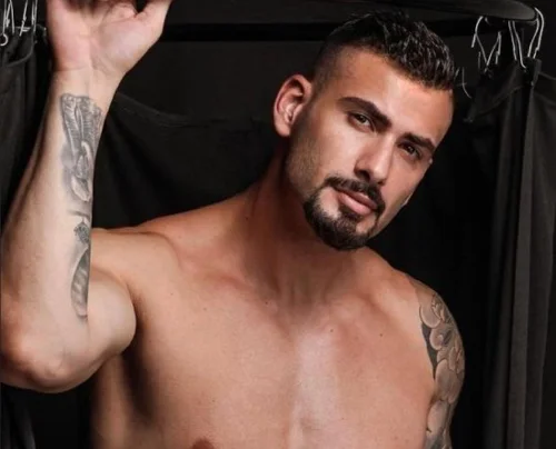 BBB 24 Nizam Hayek  posa de su