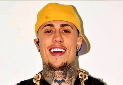 MC Daniel provoca com toalha q