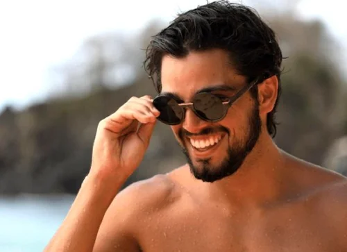 Rodrigo Simas posa nu para a r