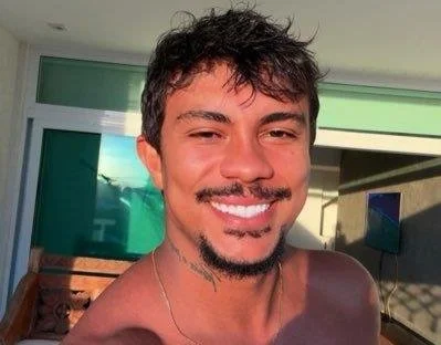 MC Xamã volta a tirar a roupa