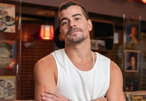 Thiago Martins rouba cena de s