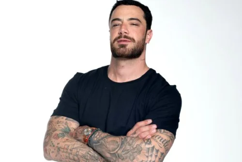 Felipe Titto causa pulando cor