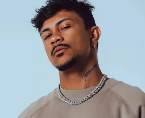 MC Xamã rouba cena de sunga b