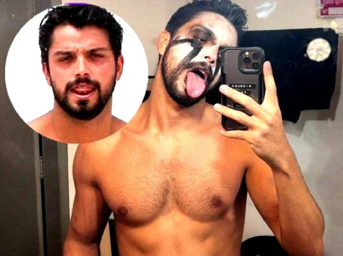 Rodrigo Simas aparece pelado e