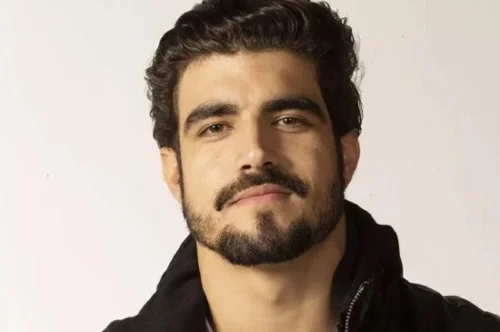 Caio Castro corre com malha ap