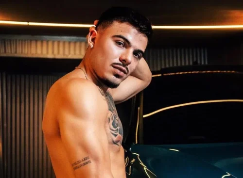 Thomaz Costa causa exibindo o 