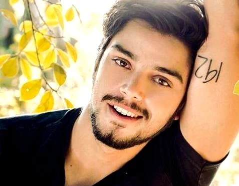 Rodrigo Simas trocando de roup