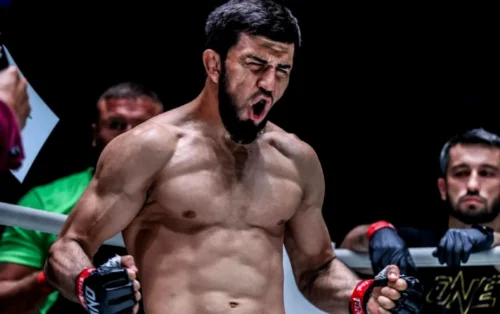 Lutador do Onlyfans dobra desa