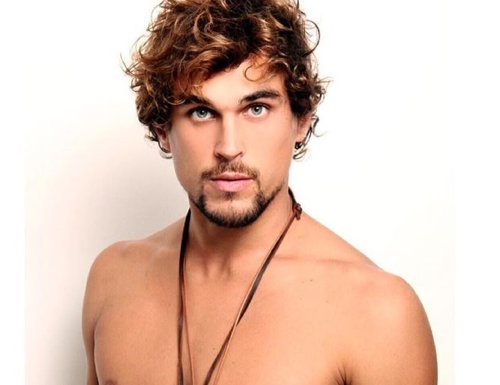 O ator Felipe Roque rouba a cena em vídeo de sunga